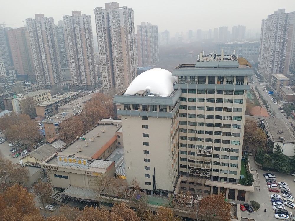 樓頂氣膜體育館是一種新型的體育場館建筑，在未來的發(fā)展中有著廣闊的前景